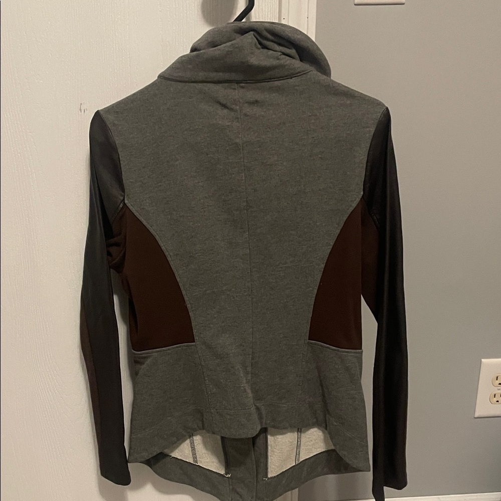 VENUS Gray‎ and Brown Women's Sweater - Picture 2 of 7